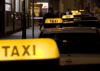 Таксистов принудят платить налоги
