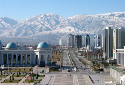 Азаров желает отправлять украинских предпринимателей в Туркменистан без виз