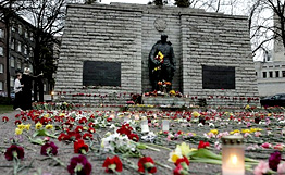 Обитатели Таллина приносят цветочки на Тынисмяги