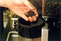 Качественный эспрессо в значительной мере зависит от правильности помола.
Умение настроить кофемолку – одно из базовых умений бариста. 
