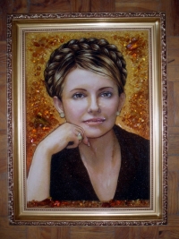 Портреты знаменитостей из янтаря (фото)