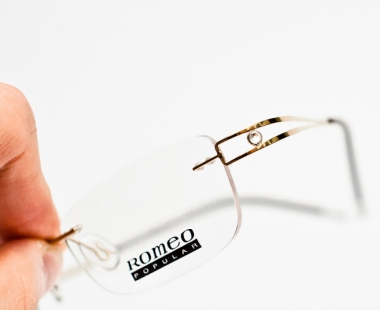Сами с очками: покупаем оправы для очков в собственный магазин
