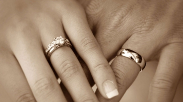 Наилучшие друзья женщин - мужчины, которые выбирают кольца с бриллиантами...