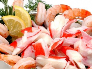 Азаров расхваливает норвежские морепродукты