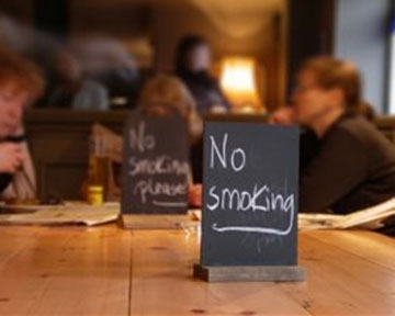 Запрет на курение в ресторанах могут ослабить