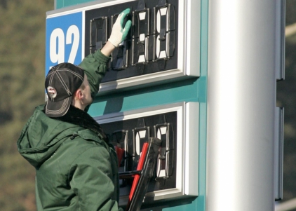 Кабмин отдал приказ заправкам понизить цены на бензин