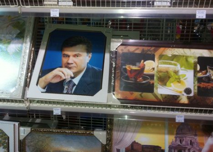 Портреты Президента продают в гипермаркетах по 65 гривен