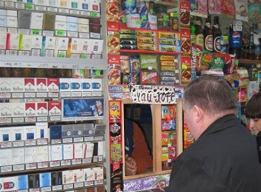 Сигареты и алкоголь воспретят продавать в ларьках