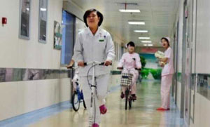 Китайская логистика: по коридору поликлиники — на самокате!