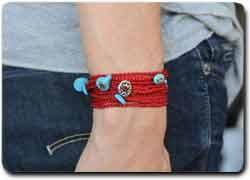 Красноватые браслеты для дамских дней