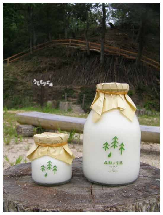 Лесное молоко от скотин из лесной фермы